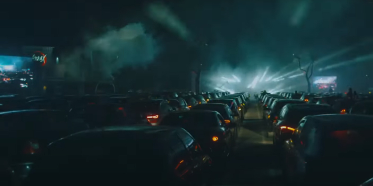 Boate alemã promove festa em drive-in para manter o distanciamento social