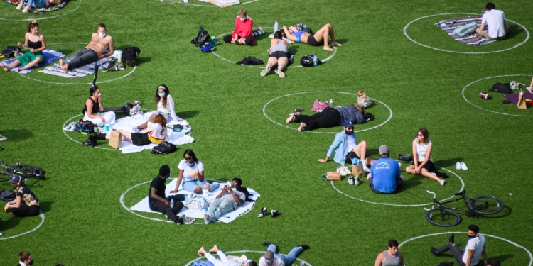 Em NY, parque aberto adota novas medidas para ajudar pessoas a manterem distanciamento