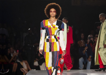 NYFW Drive-in: Pyer Moss apresenta coleção durante estreia de longa metragem para convidados isolados no carro