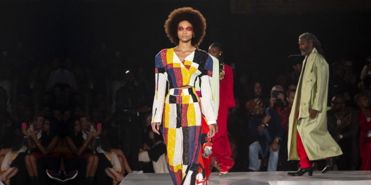 NYFW Drive-in: Pyer Moss apresenta coleção durante estreia de longa metragem para convidados isolados no carro