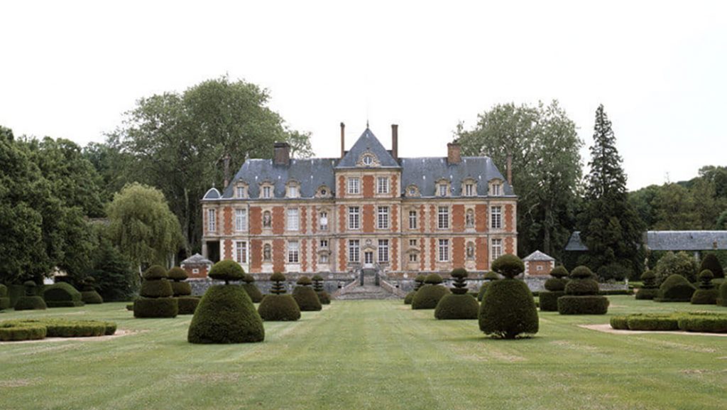 Valentino Garavani completa 88 anos em seu château do século 17 na ...