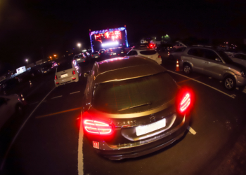 Samba no aeroporto: banda 7 na Roda anima a sexta-feira do Festival Drive-in