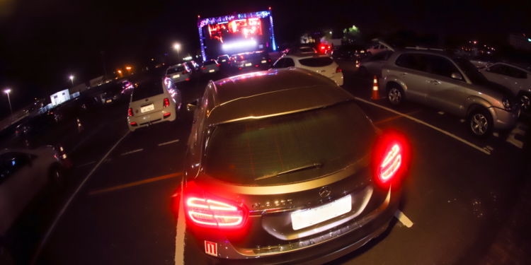 Samba no aeroporto: banda 7 na Roda anima a sexta-feira do Festival Drive-in