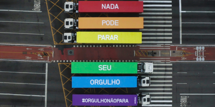 Rainbow: Ambev reuniu caminhões com as cores do Orgulho Gay na Av. Paulista
