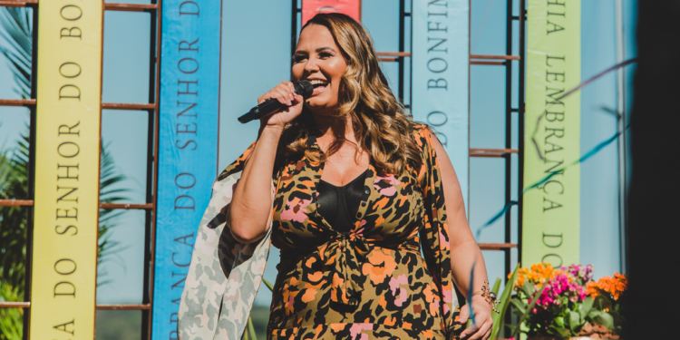 Live solidária: Adriana Samartini cantou às margens do Lago Paranoá com transmissão pelo YouTube