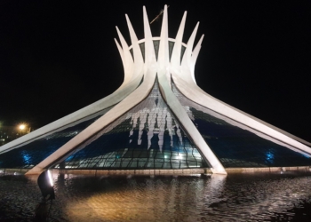Catedral de Brasília, marco da arquitetura moderna assinada por Oscar Niemeyer, completa 50 anos