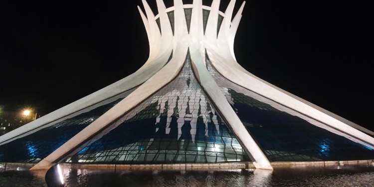 Catedral de Brasília, marco da arquitetura moderna assinada por Oscar Niemeyer, completa 50 anos