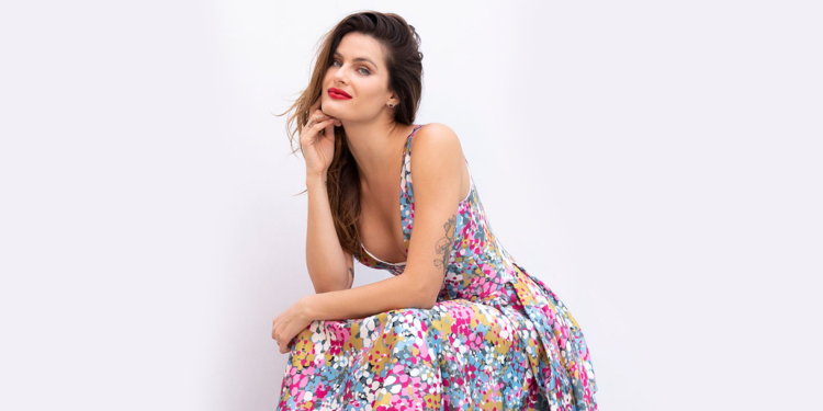 Solidariedade: Isabeli Fontana rifa vestido da marca Fatima Scofield em prol do Asilo Irmão Joaquim