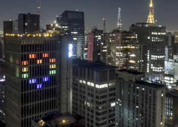 Dia do Orgulho LGBTQIA+: hotel projeta luzes em formato de coração em apoio à causa em São Paulo