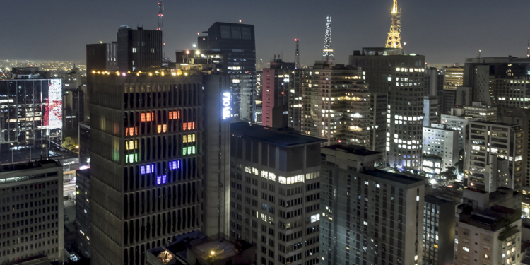 Dia do Orgulho LGBTQIA+: hotel projeta luzes em formato de coração em apoio à causa em São Paulo