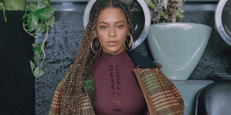 De surpresa, Beyoncé divulga seu novo single “Black Parade” que celebra cultura negra