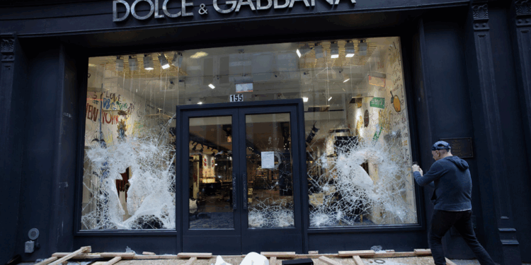 Antirracismo: por quê as lojas de marcas de luxo estão sendo alvos de protestos e saques nos Estados Unidos?