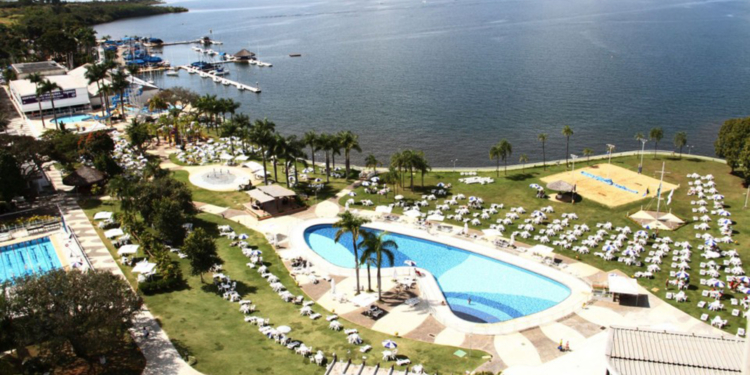 Governador Ibaneis Rocha libera treinos de futebol e reabertura de clubes recreativos