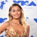 Seguindo os passos do pai Michael Jackson, Paris Jackson estreia na música