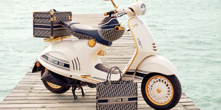 Vespa ganha versão Christian Dior como edição limitada