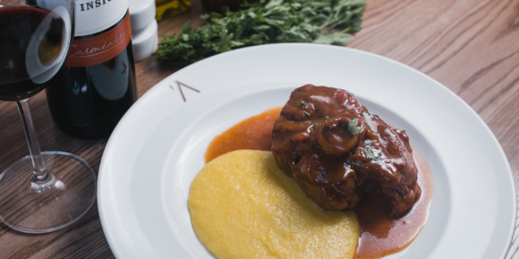 Carnes com osso oferecem sabor e suculência em pratos requintados