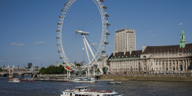 Uber anuncia serviço de viagens por barcos em Londres