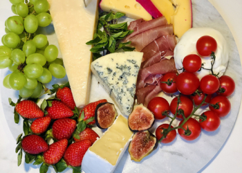 Brunch: digital influencer lança LaB Delicatéssen com entregas de tábuas de frios exclusivas