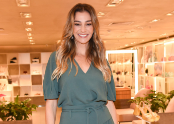 Mônica Martelli apresenta Arezzo Digital Store ao lado de Alexandre Birman