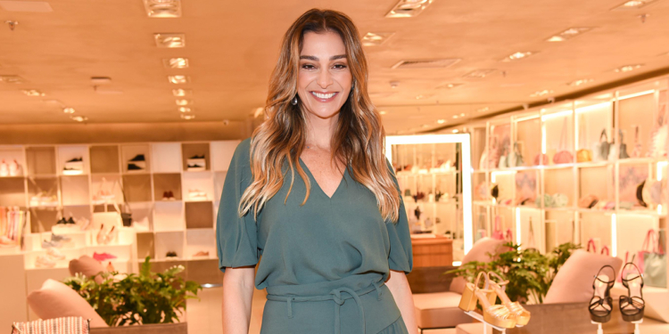 Mônica Martelli apresenta Arezzo Digital Store ao lado de Alexandre Birman
