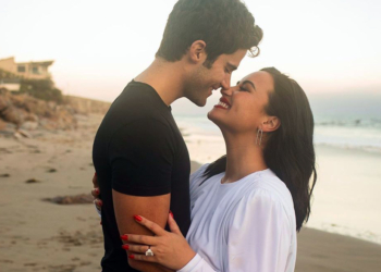 “Nunca me senti tão amada.” Demi Lovato fica noiva do ator Max Ehrich