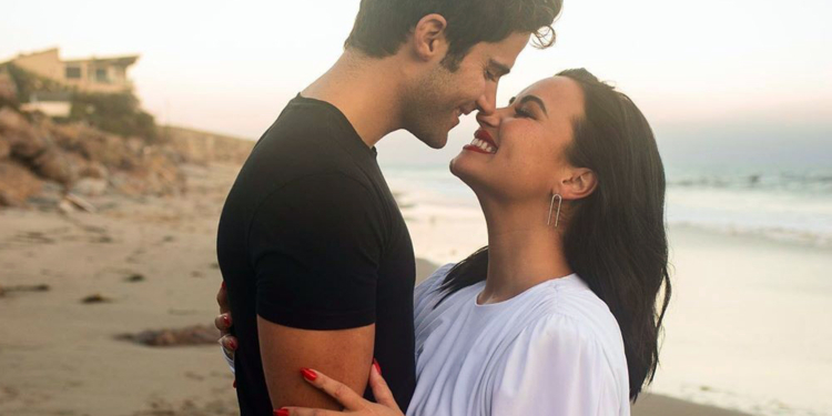 “Nunca me senti tão amada.” Demi Lovato fica noiva do ator Max Ehrich
