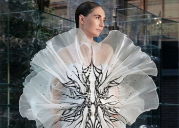 Atriz de “Game of Thrones” estrela coleção de alta-costura de Iris van Herpen
