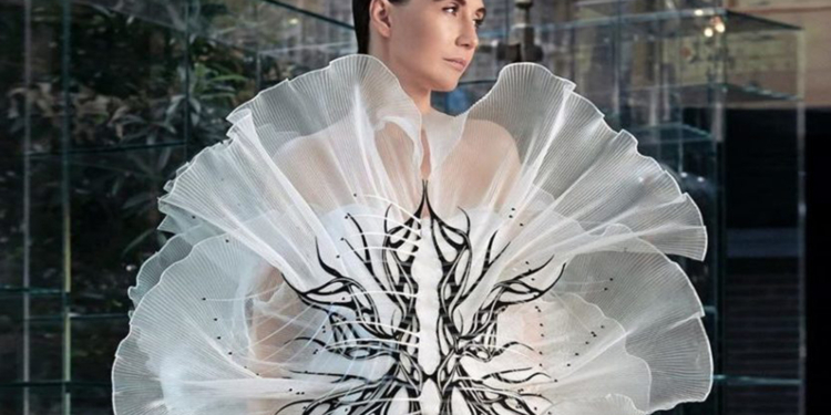 Atriz de “Game of Thrones” estrela coleção de alta-costura de Iris van Herpen