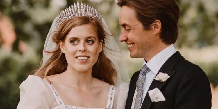 De avó para neta: princesa Beatrice casou usando vestido e tiara da rainha Elizabeth II
