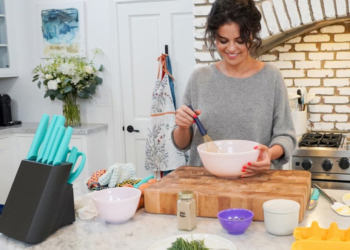 Selena Gomez estreia reality show de culinária com receitas que ela aprendeu na quarentena