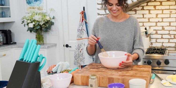 Selena Gomez estreia reality show de culinária com receitas que ela aprendeu na quarentena