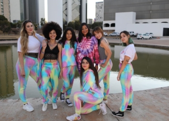 Tie dye: projeto “Juntos Somos Mais Fortes” lança coleção beneficente em apoio às famílias afetadas pela Covid-19