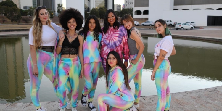 Tie dye: projeto “Juntos Somos Mais Fortes” lança coleção beneficente em apoio às famílias afetadas pela Covid-19