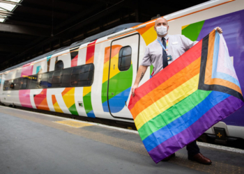“Trem do Orgulho” é inaugurado no Reino Unido com tripulação 100% LGBTQI+