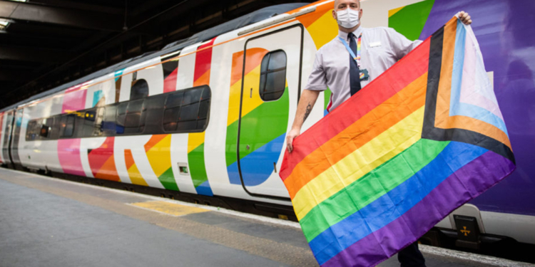 “Trem do Orgulho” é inaugurado no Reino Unido com tripulação 100% LGBTQI+
