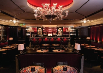 Baccarat lança bar dentro da Harrod’s, a loja de departamentos mais famosa de Londres