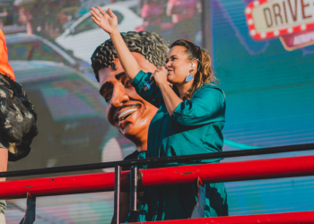 “Foi demais e eu quero mais.” Adriana Samartini cantou e celebrou aniversário no Festival Drive-in