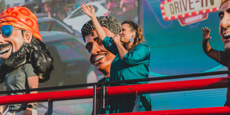 “Foi demais e eu quero mais.” Adriana Samartini cantou e celebrou aniversário no Festival Drive-in