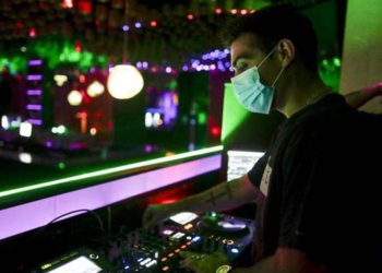 Após casos da Covid-19 aumentarem entre os mais jovens, Itália decide fechar boates