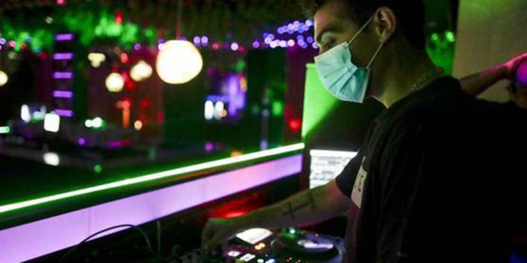 Após casos da Covid-19 aumentarem entre os mais jovens, Itália decide fechar boates