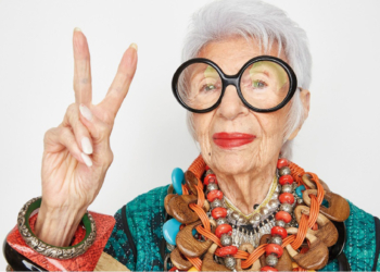 Vivas: Iris Apfel completou 99 anos cheia de estilo