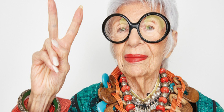 Vivas: Iris Apfel completou 99 anos cheia de estilo