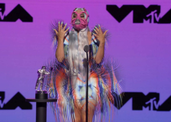 Premiados: Lady Gaga leva 5 estatuetas no VMA 2020 e ganha destaque na noite com looks e máscaras diferentes