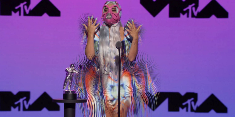 Premiados: Lady Gaga leva 5 estatuetas no VMA 2020 e ganha destaque na noite com looks e máscaras diferentes
