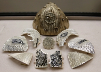 Joia: máscara de ouro e 3.600 diamantes é vendida por US$ 1,5 milhões