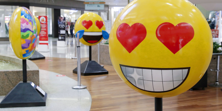Emojis: exposição “Happy Art Parade” desperta emoções no ParkShopping