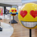 Emojis: exposição “Happy Art Parade” desperta emoções no ParkShopping