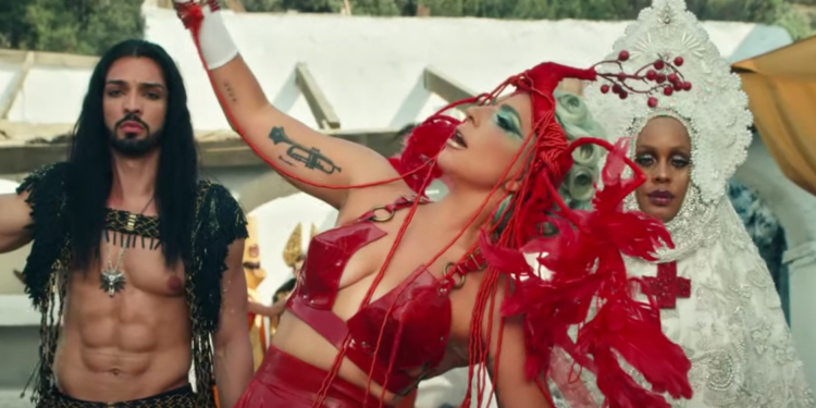 Lady Gaga lança clipe poderoso para “911”