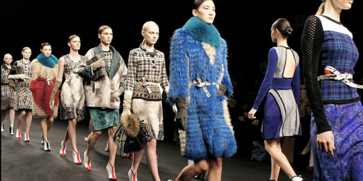 Com a estreia de Raf Simons na Prada, Milão Fashion Week terá desfiles digitais e presenciais