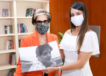 Pioneira Mercedes Urquiza autografa livro no Palácio do Buriti para a primeira-dama Mayara Noronha